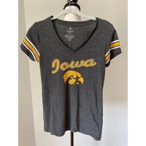 Colosseum Iowa Hawkeye size medium distressed V neck T-Shirt casual team spirit